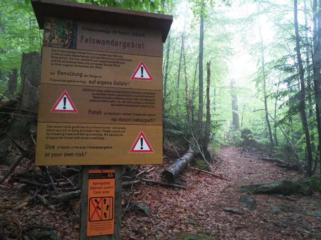 Hinweistafel zum Felswandergebiet im Nationalpark Bayerischer Wald