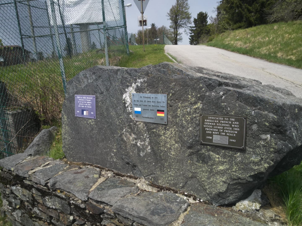 Gedenkstein an der ehemaligen Radaranlage auf dem Hohen Bogen