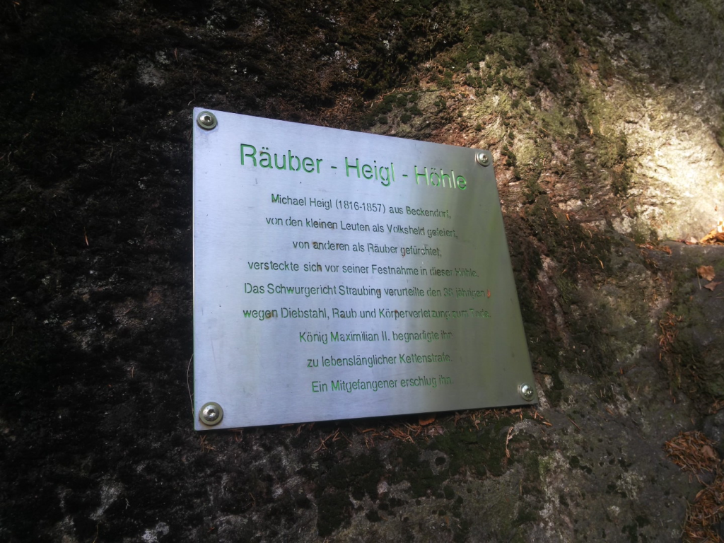 Tafel an der Räuber-Heigl-Höhle