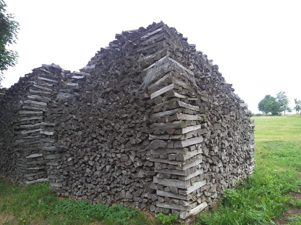 Originell geschichtetes Brennholz 