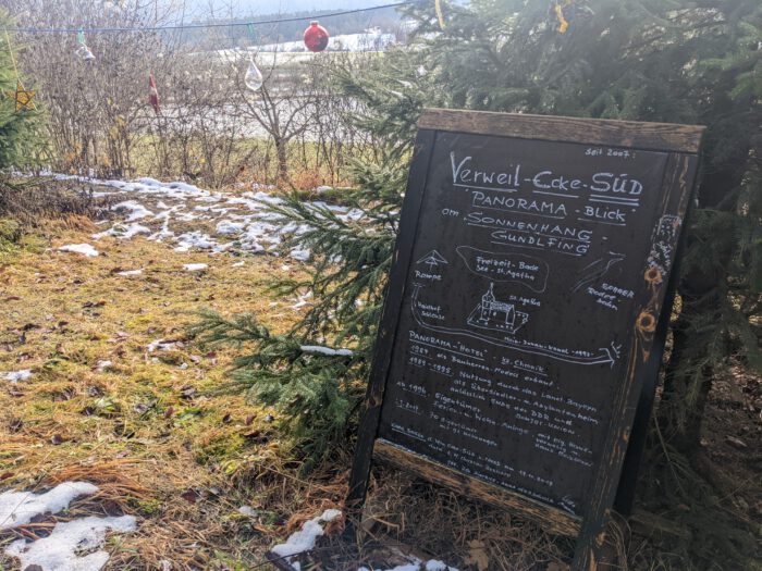 Holztafel Verweil-Ecke-Süd Panorama-Blick am Sonnenhang Gundlfing mit handgezeichneter Orientierungskarte und Chronik