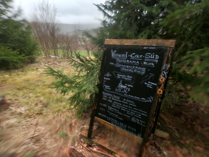 Informationstafel Verweil-Ecke-Süd mit Panorama-Blick, Umgebungsskizze und Chronik des Panorama-Hotels in Gundlfing