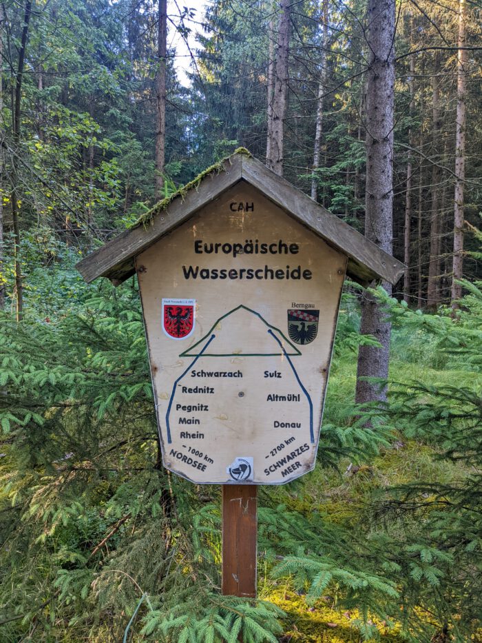 Infotafel zur Europäischen Wasserscheide mit Diagramm der Flussläufe Richtung Nordsee und Schwarzes Meer