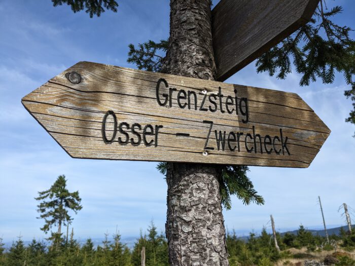 Wegweiser Grenzsteig Osser - Zwercheck nach links