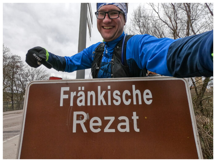 Thorsten hinter dem Schild "Fränkische Rezat"