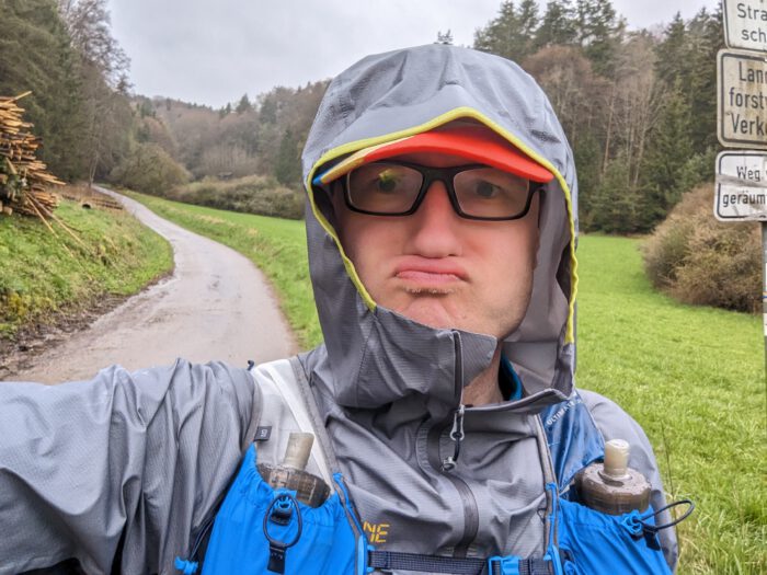 Samstag Morgen nach einer Nacht mit Regen und Matsch