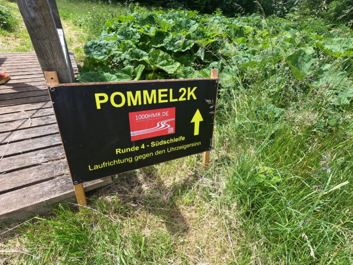 Richtungs- und Rundenschilder an der Strecke des Pommel2K