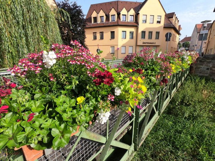 Brücke über die Schwabach mit dem Ärztehaus im Hintergrund