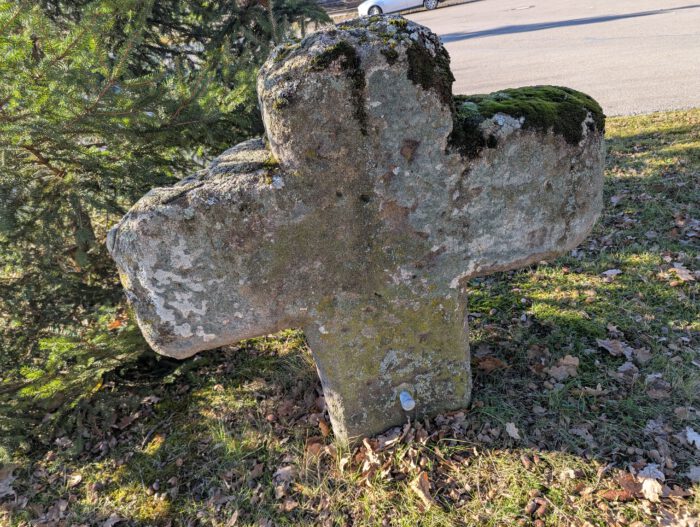 Gedenksteine in Mittelhembach: Steinkreuz und Bildstock