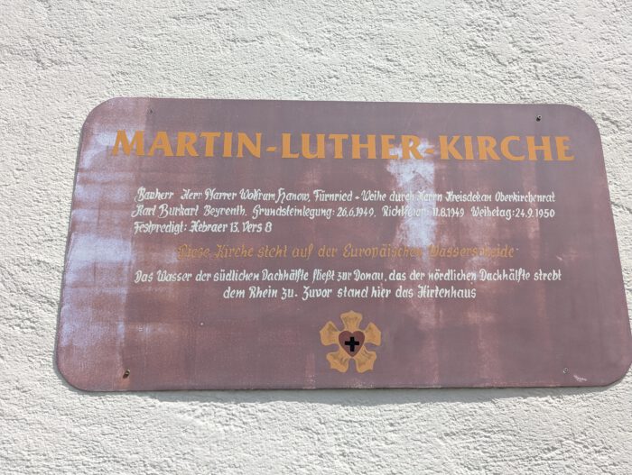 Informationstafel der Martin-Luther-Kirche mit Details zur Baugeschichte und der Lage auf der Wasserscheide