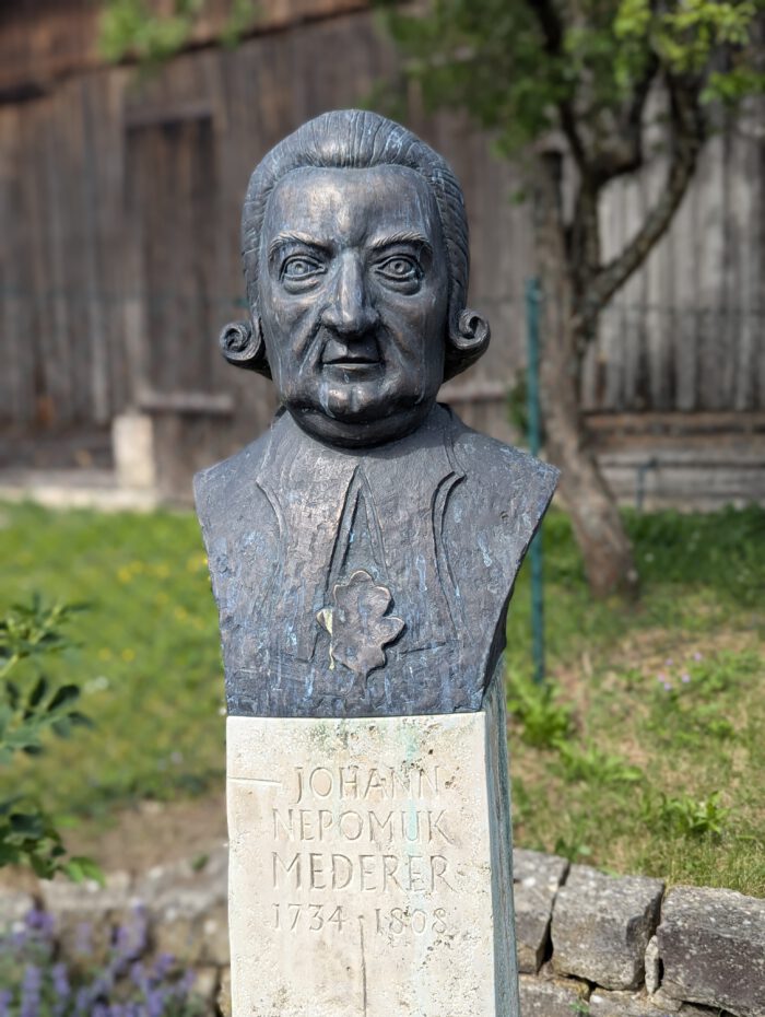 Bronzebüste von Johann Nepomuk Mederer auf einem Steinsockel mit der Inschrift seiner Lebensdaten 1734 bis 1808