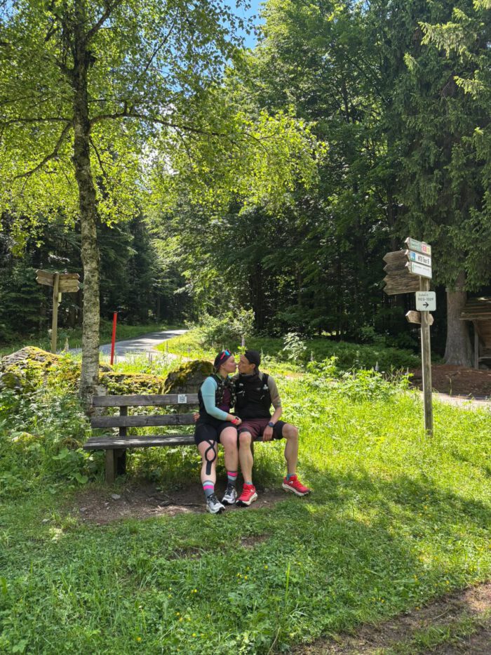 Phine und Andy entspannt auf einer Bank