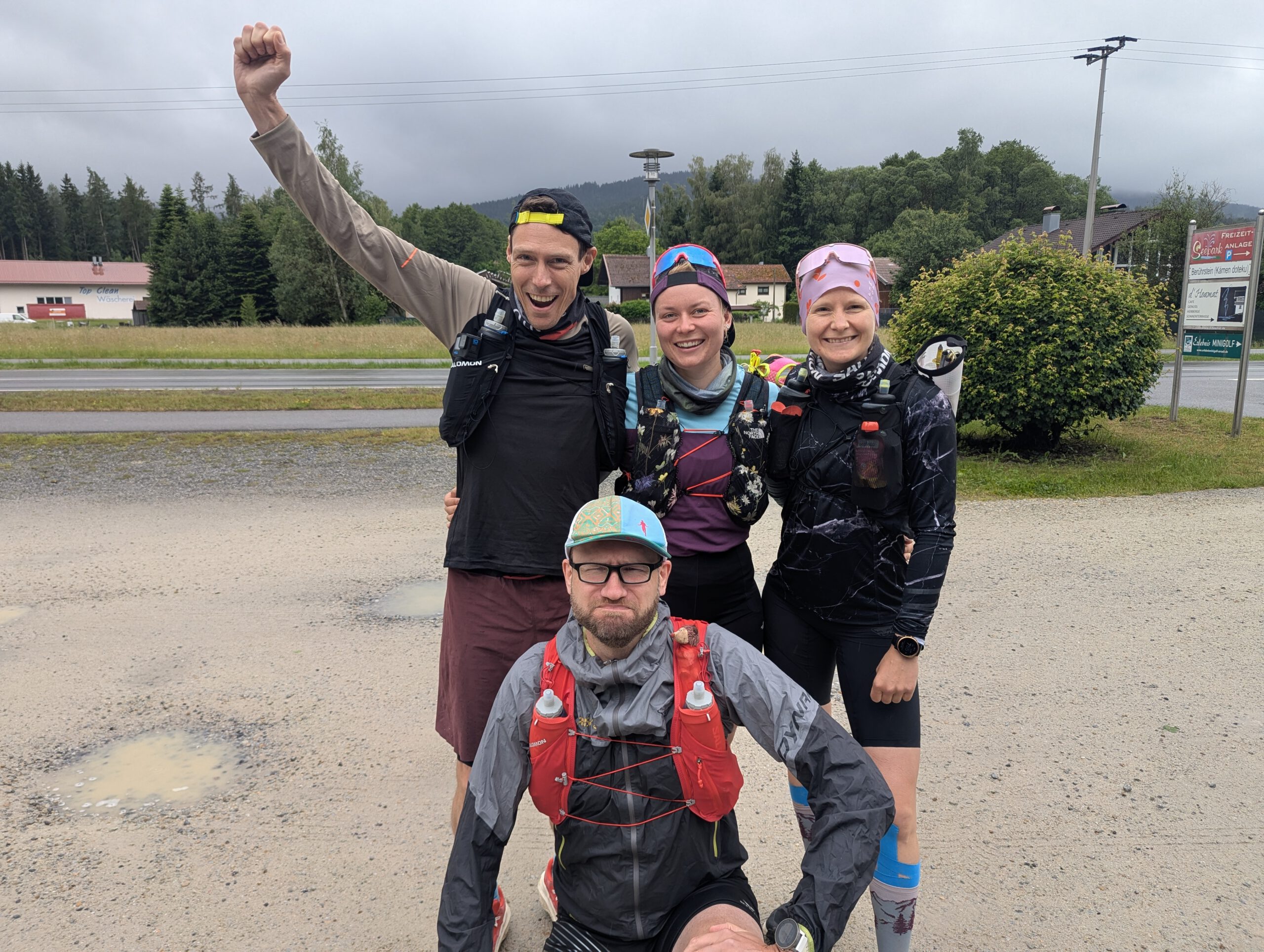 Andy, Phine, Anne und Thorsten vor dem Start zum Gläsernen Steig in Arrach