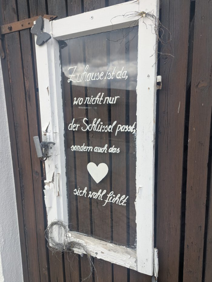 Sinnspruch in Lindberg: Zuhause ist da, wo nicht nur der Schlüssel passt, sondern auch das Herz sich wohl fühlt
