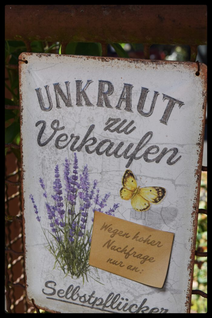 Ein Schild mit der Aufschrift: Unkraut zu verkaufen. Wegen hoher Nachfrage nur an: Selbstpflücker