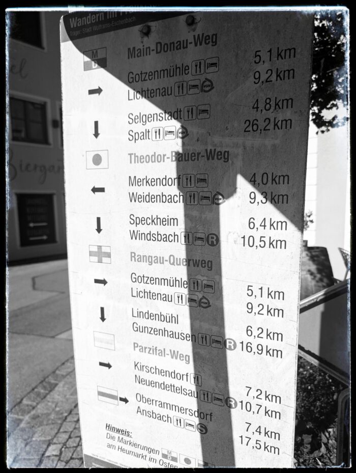 Wandertafel des Fränkischen Albvereins mit Richtungs- und Distanzangaben für Wanderwege wie den Parzifal-Weg