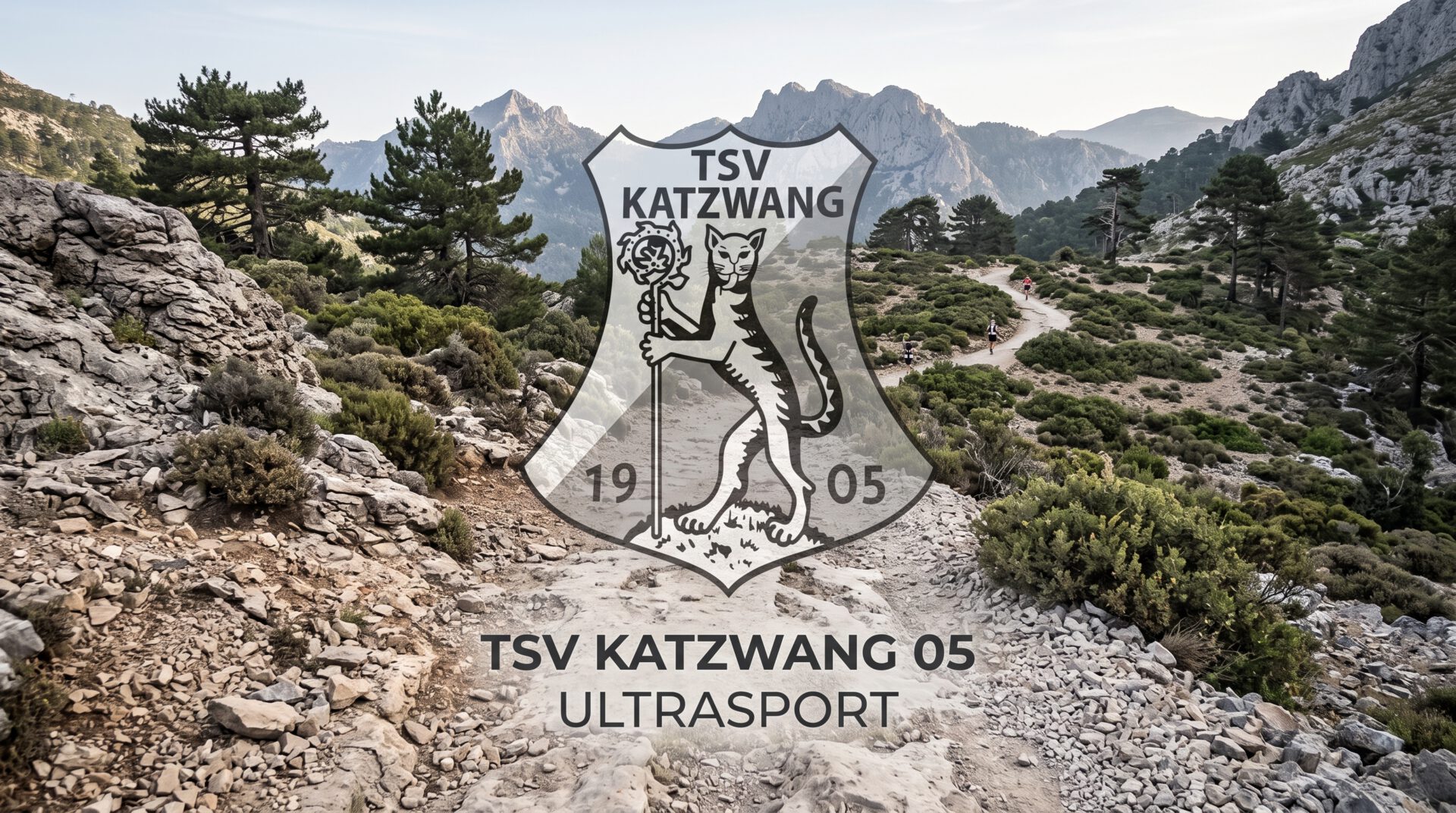 Minimalistisches Headerbild im Querformat für die Hub-Seite des TSV Katzwang 05 ULTRASPORT. Im Zentrum befindet sich das rot-weiße Vereinsemblem mit der Katzwanger Katze, Jahreszahl 1905 und dem Schriftzug „TSV KATZWANG 05 ULTRASPORT“ auf einem transparent-grauen Schild. Der Hintergrund zeigt einen felsigen, naturbelassenen Singletrail, der sich durch eine alpine Berglandschaft schlängelt.