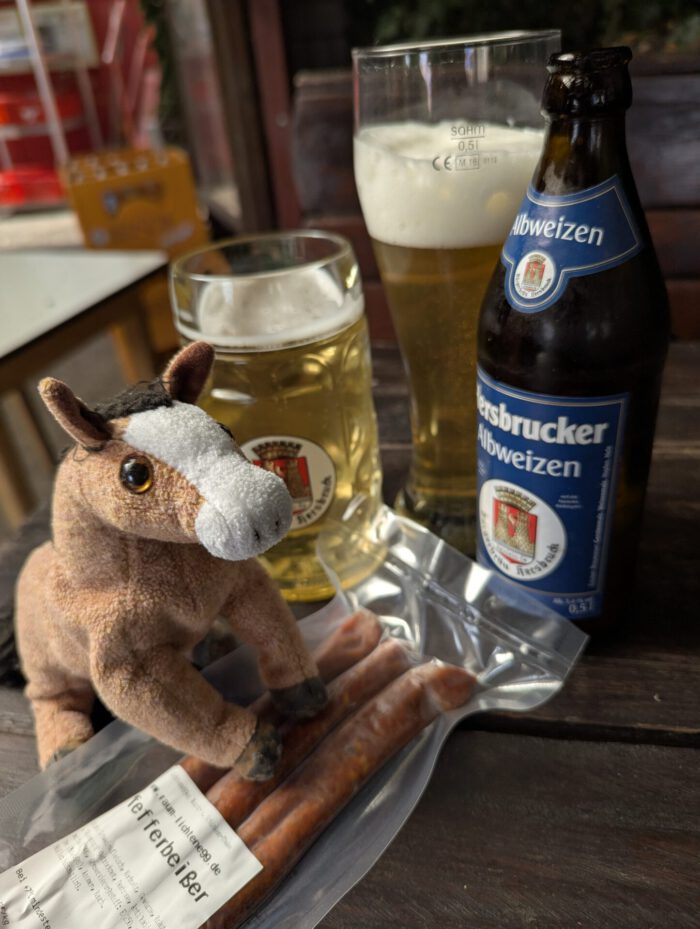 Pferdinand neben vakuumverpackten Pfefferbeißern, zwei Gläsern Bier und einer Flasche Hersbrucker Albweizen
