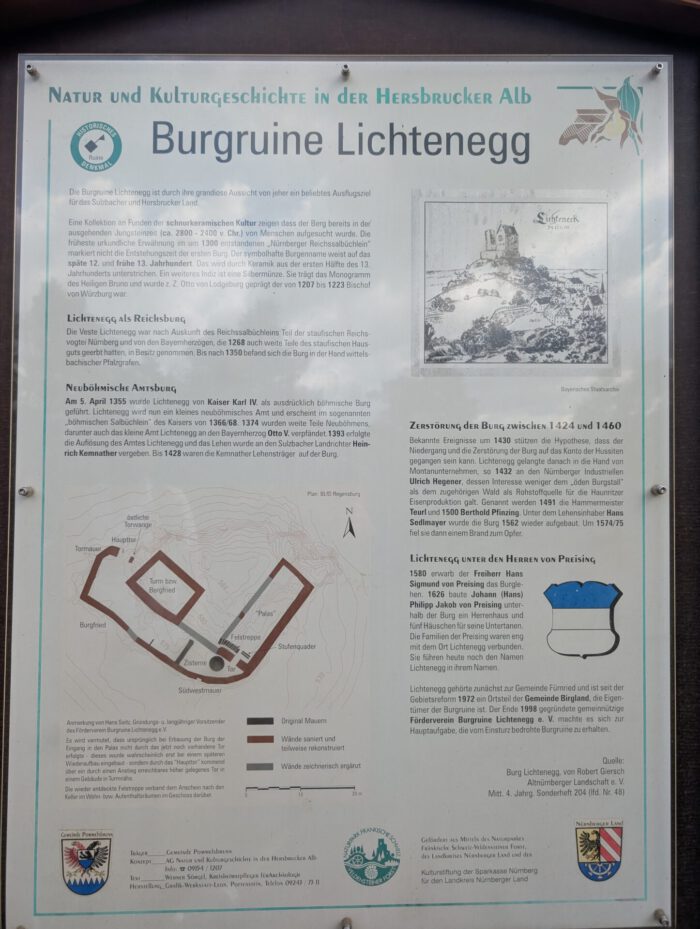 Infotafel zur Geschichte der Burgruine Lichtenegg mit Lageplan und historischen Erläuterungen