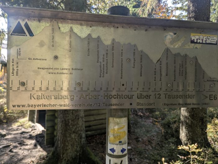 Metalltafel mit dem Höhenprofil der Kaitersberg-Arber-Hochtour über 12 Tausender