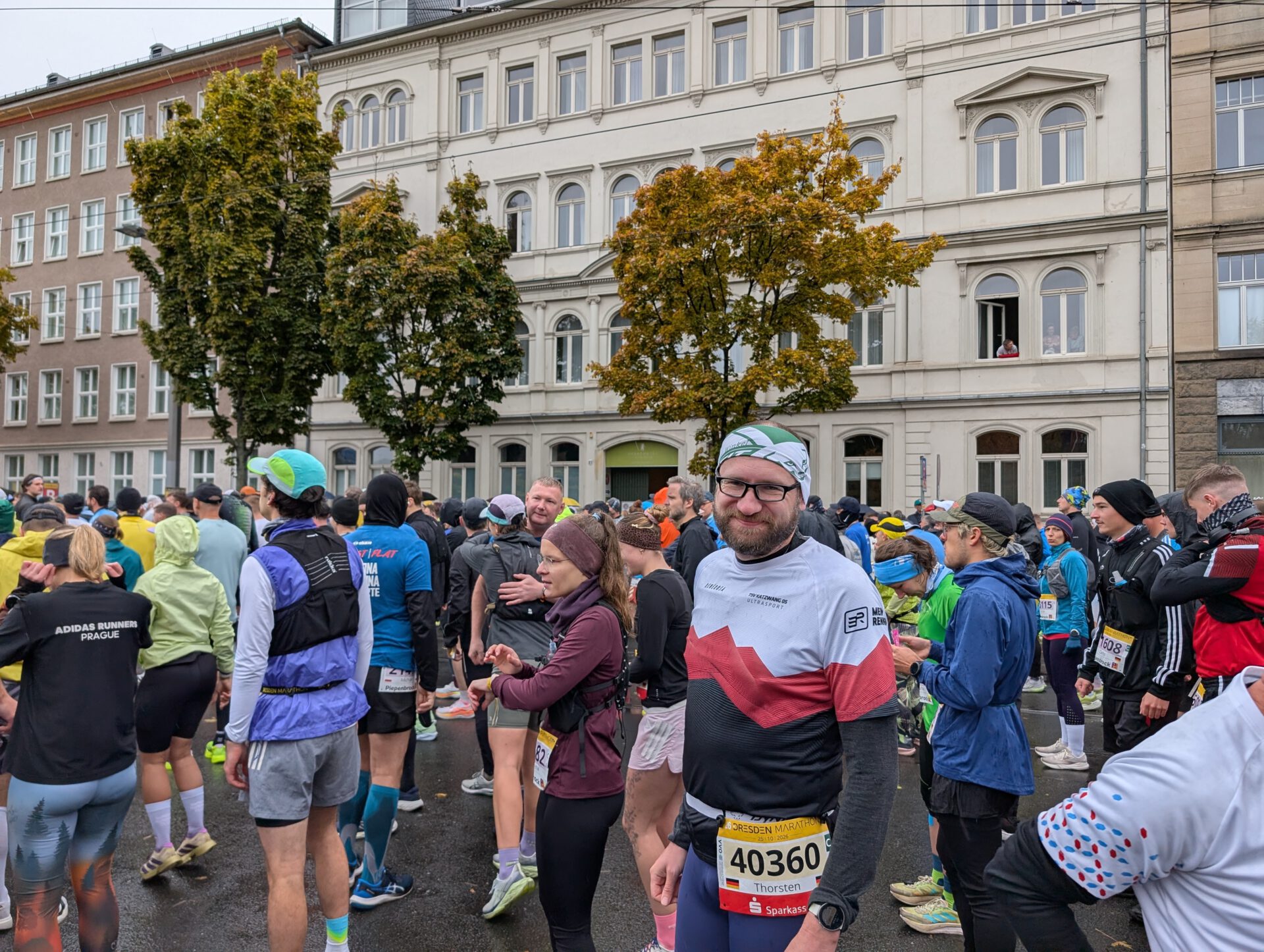 Läufer Thorsten mit Startnummer 40360 lächelt inmitten einer Menschenmenge beim Dresden-Marathon